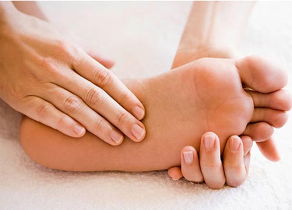 Bệnh tê buồn chân tay thường do nhiều nguyên nhân khác nhau
